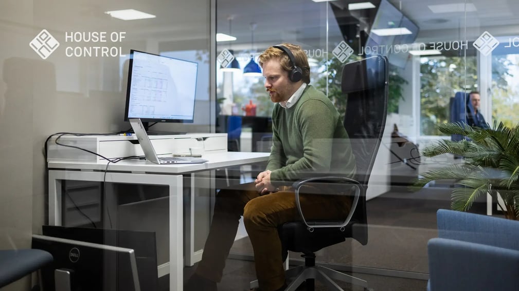 Mann i et digitalt møte