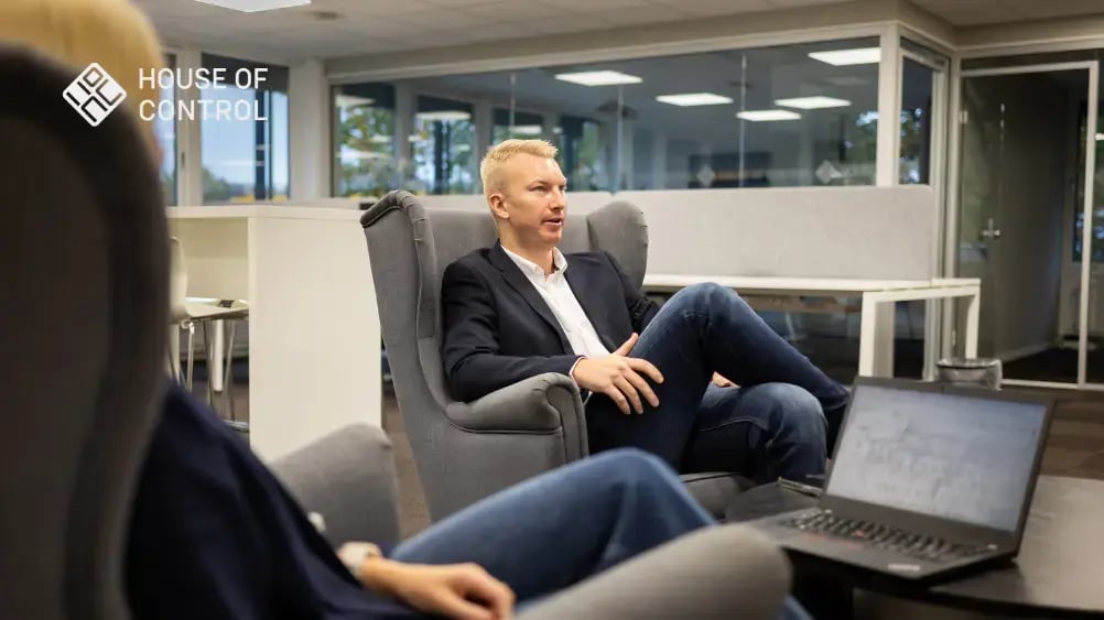 Mann sitter i sofastol på kontoret