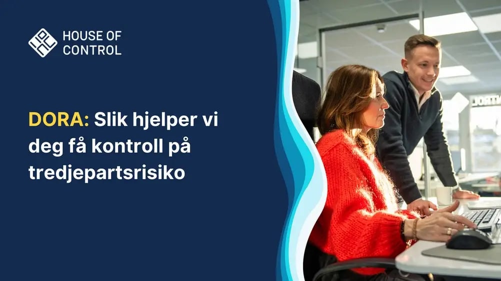 Dame og mann som snakker sammen og ser på en PC-skjerm i et kontor. Tekst: DORA: Slik hjelper vi deg få kontroll på tredjepartsrisiko
