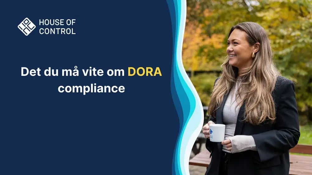 Dame med House-of-Control-kaffekopp utendørs med trær i bakgrunnen. Tekst: Det du må vite om DORA compliance