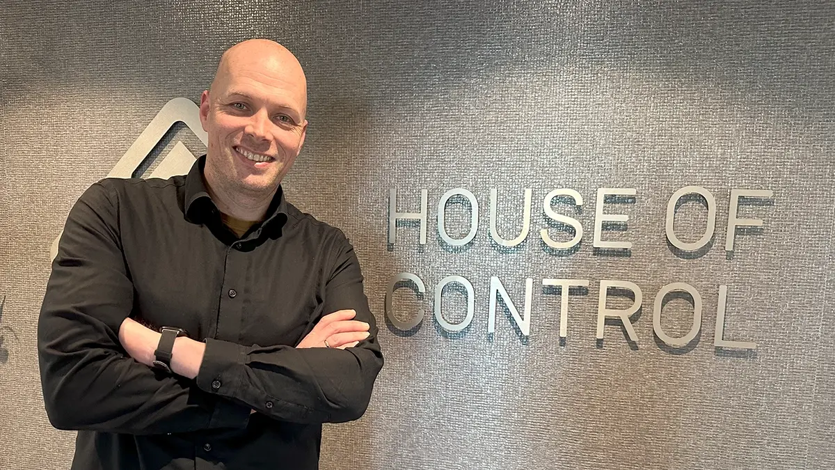 Man som står framför House of Control-loggan