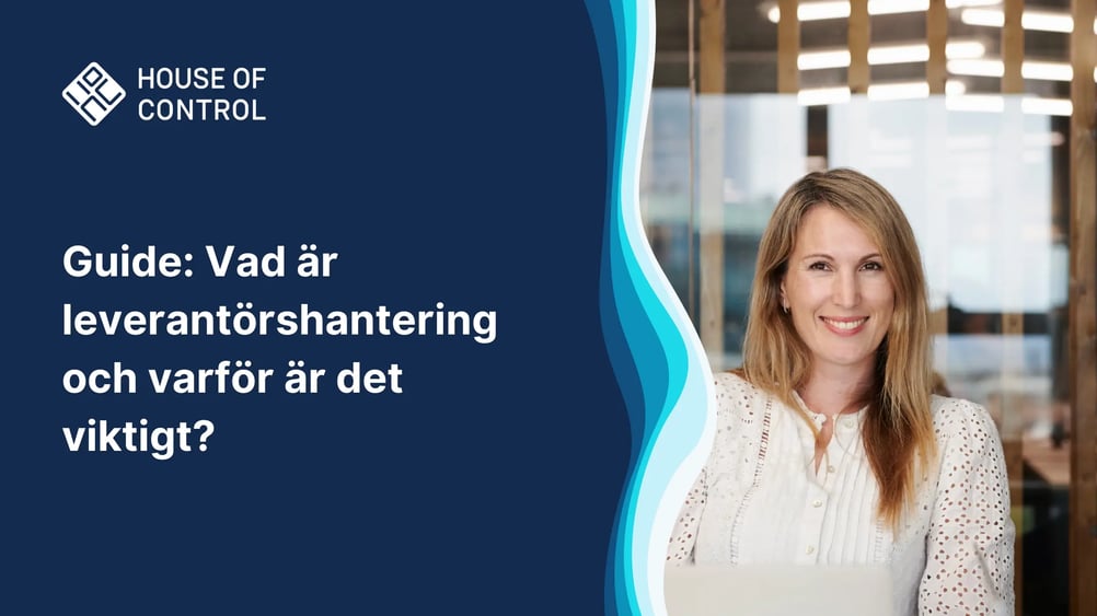 Kvinna ser emot kameran och ler. Text: Vad är leverantörshantering och varför är det viktigt?