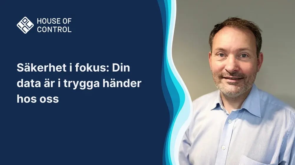 Man som ser emot kameran. Säkerhet i fokus: Din data är i trygga händer hos oss