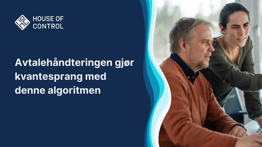 Mann som sitter og dame som står - de ser på en pc-skjerm. Tekst: Avtalehåndteringen gjør kvantesprang med denne algoritmen
