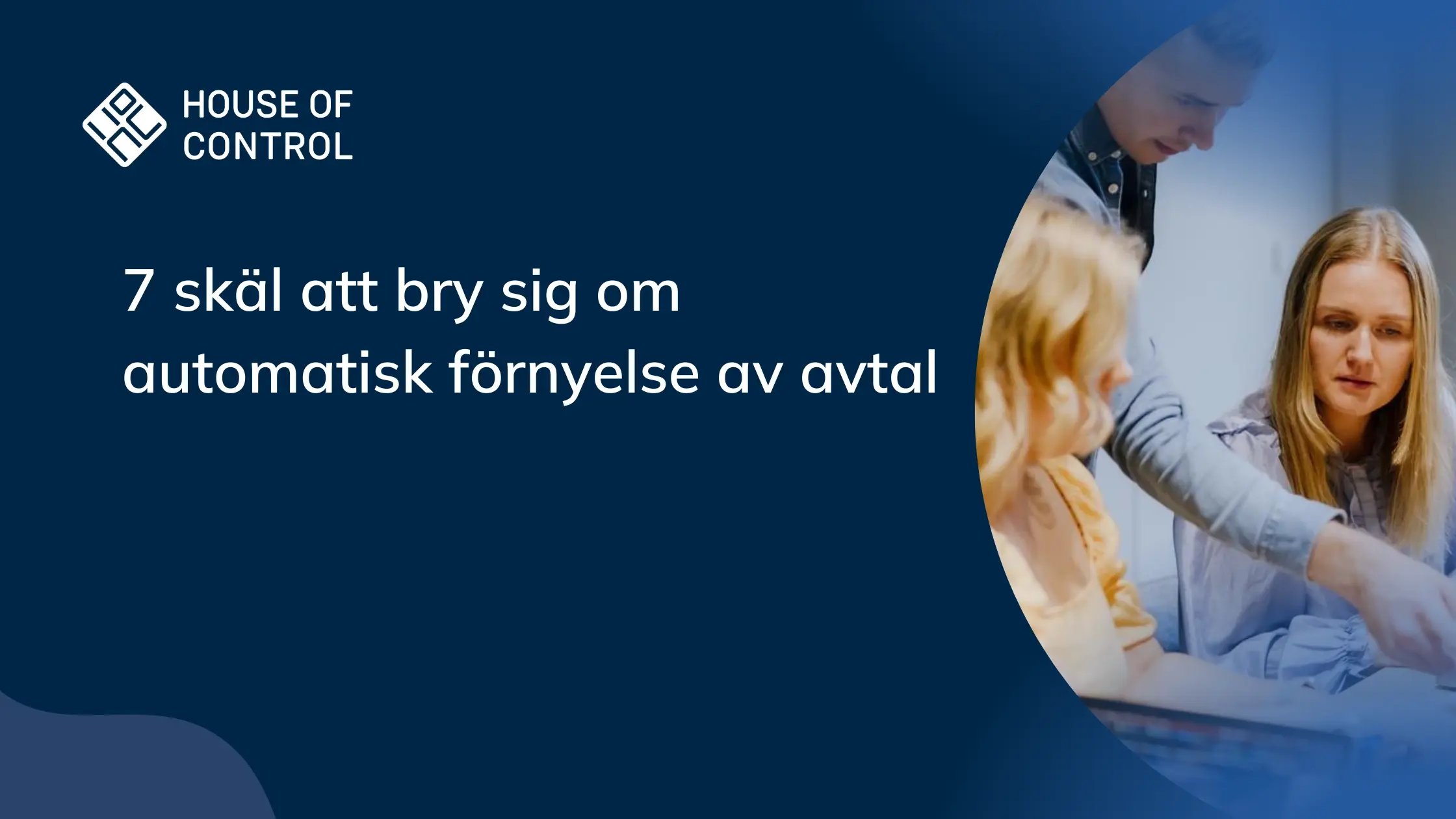 Tre personer som diskuterar med varandra på ett möte. Text: 7 skäl att bry sig om automatisk förnyelse av avtal
