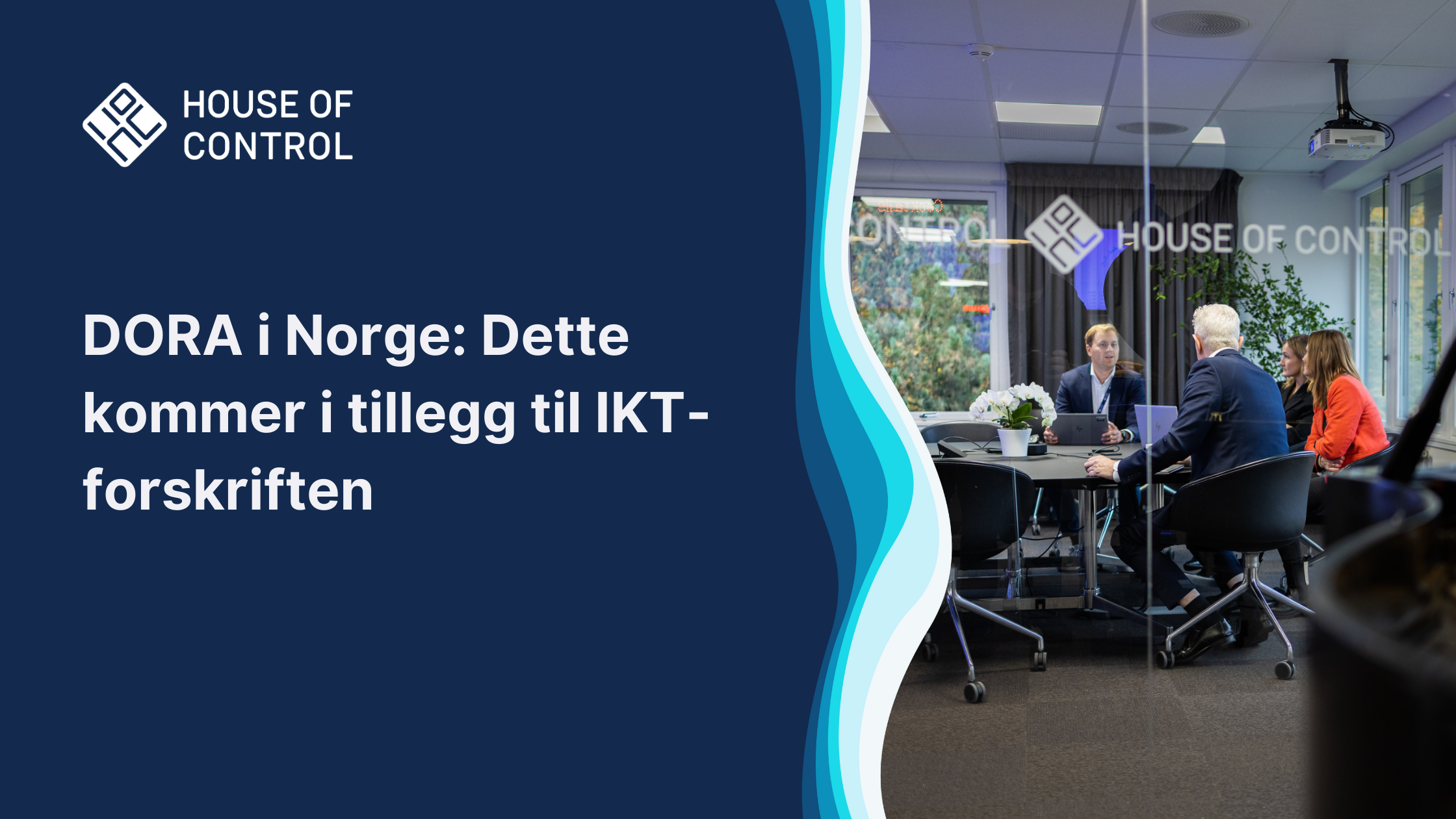 Fire personer som sitter rundt et møtebord. Tekst: DORA i Norge: Dette kommer i tillegg til IKT-forskriften