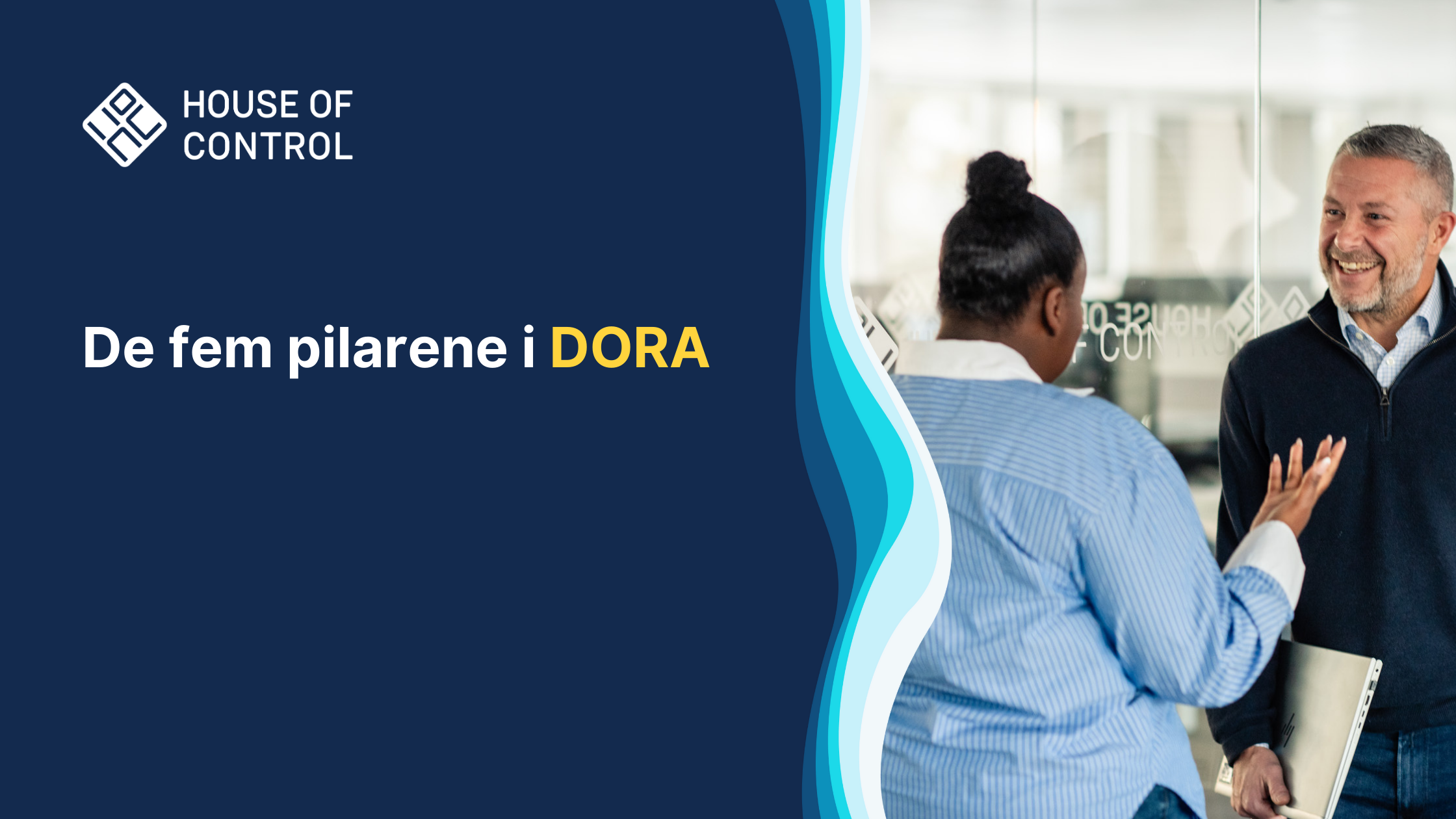 Dame og mann snakker sammen på et kontor hos House of Control. Tekst: De fem pilarene i DORA