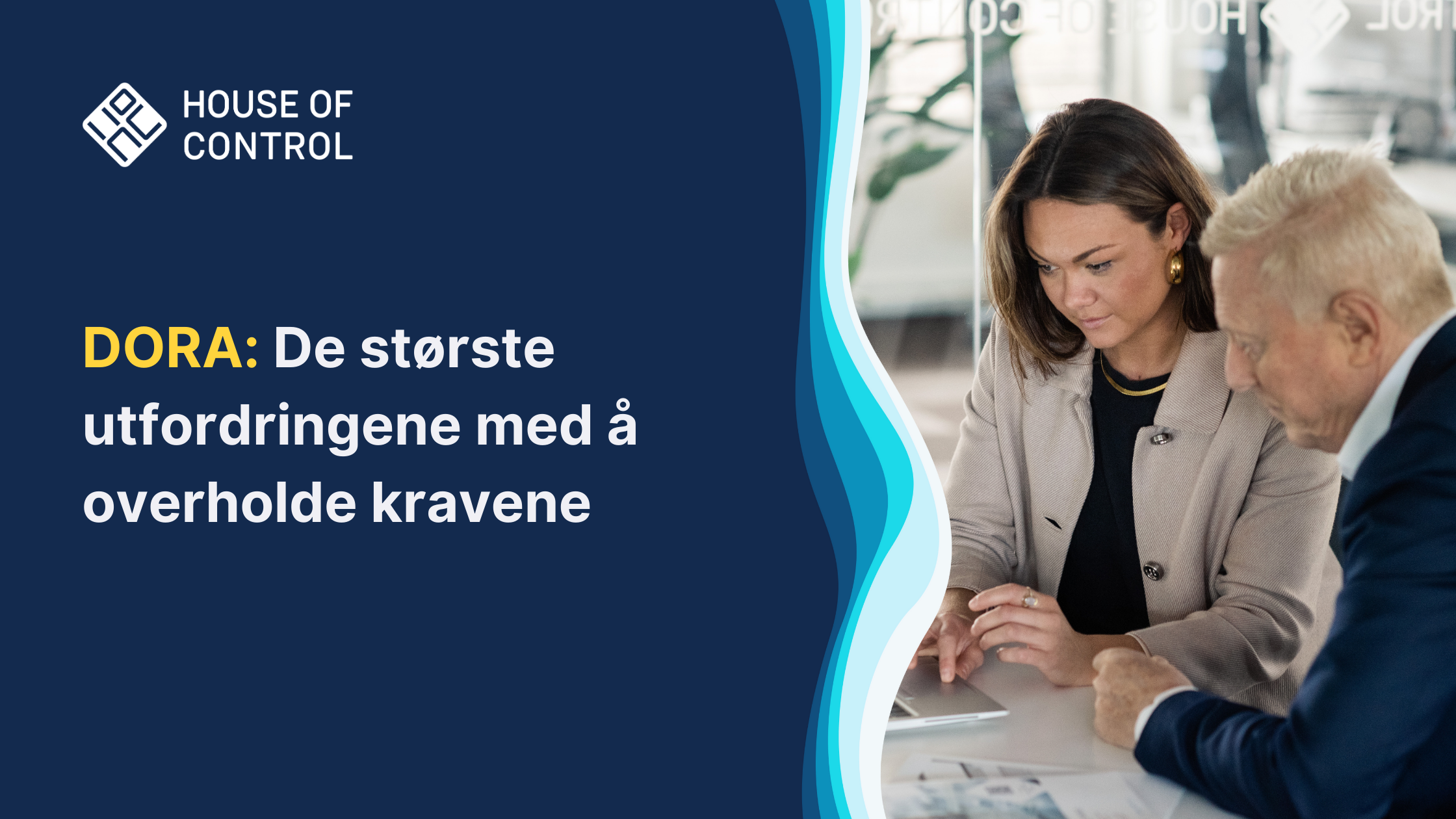 Dame og mann ser på en laptop-skjerm sammen i et møte. Tekst: DORA: De største utfordringene med å overholde kravene