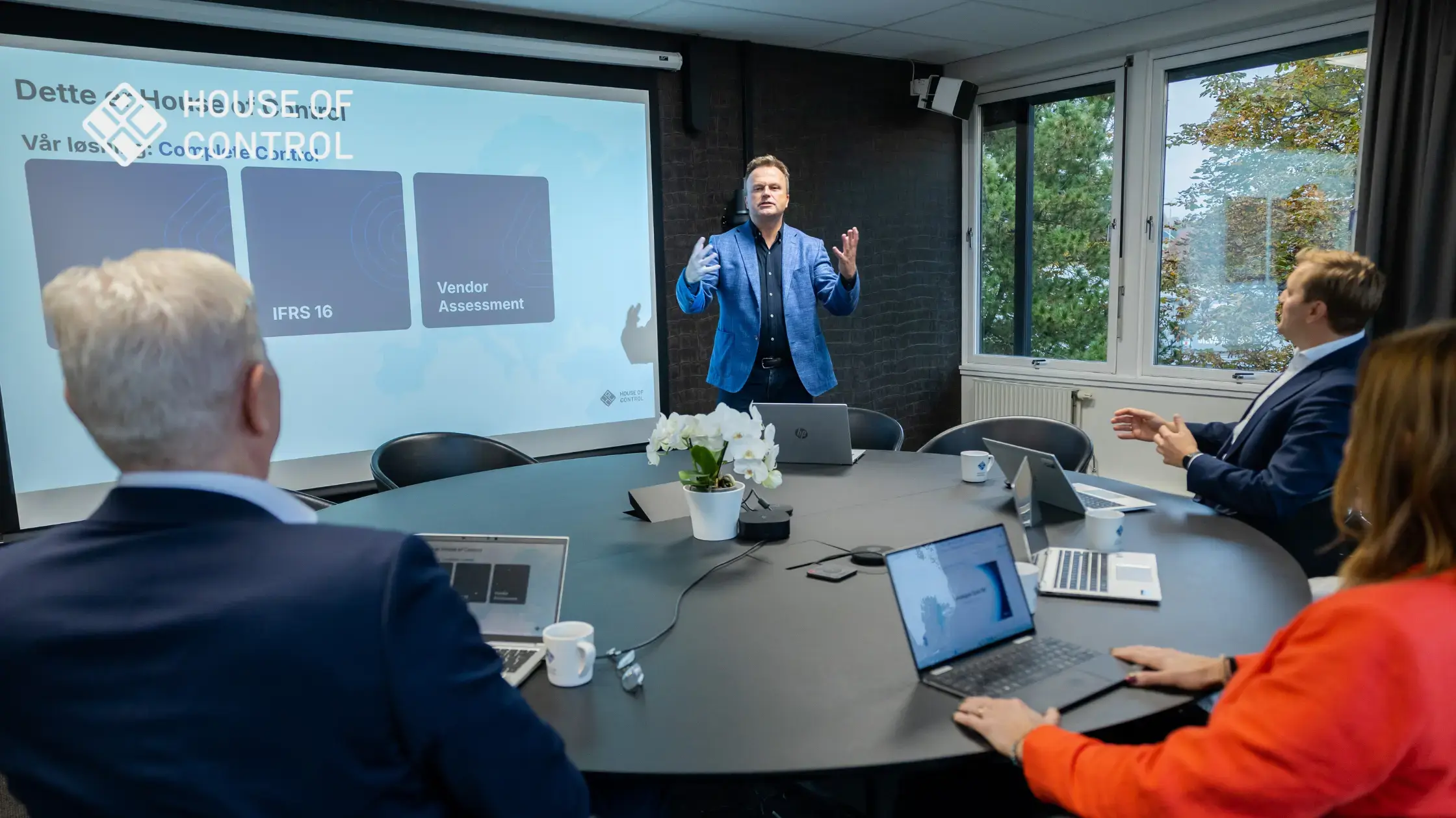 Man som håller en presentation i ett mötesrum