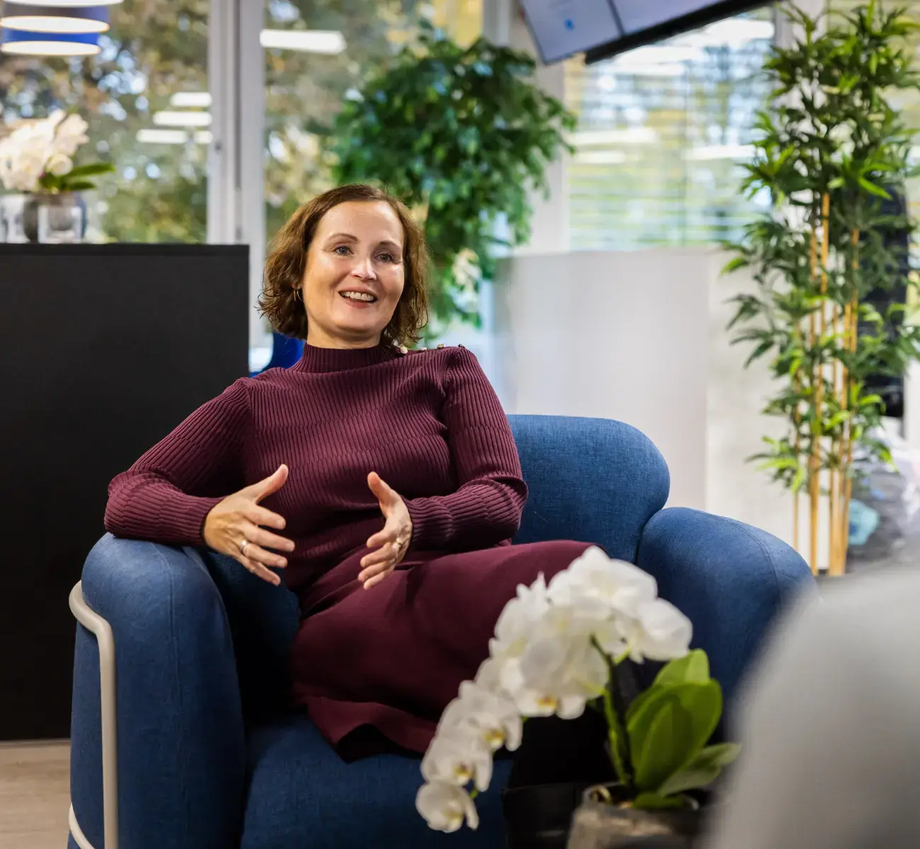 Dame i en samtale på kontoret