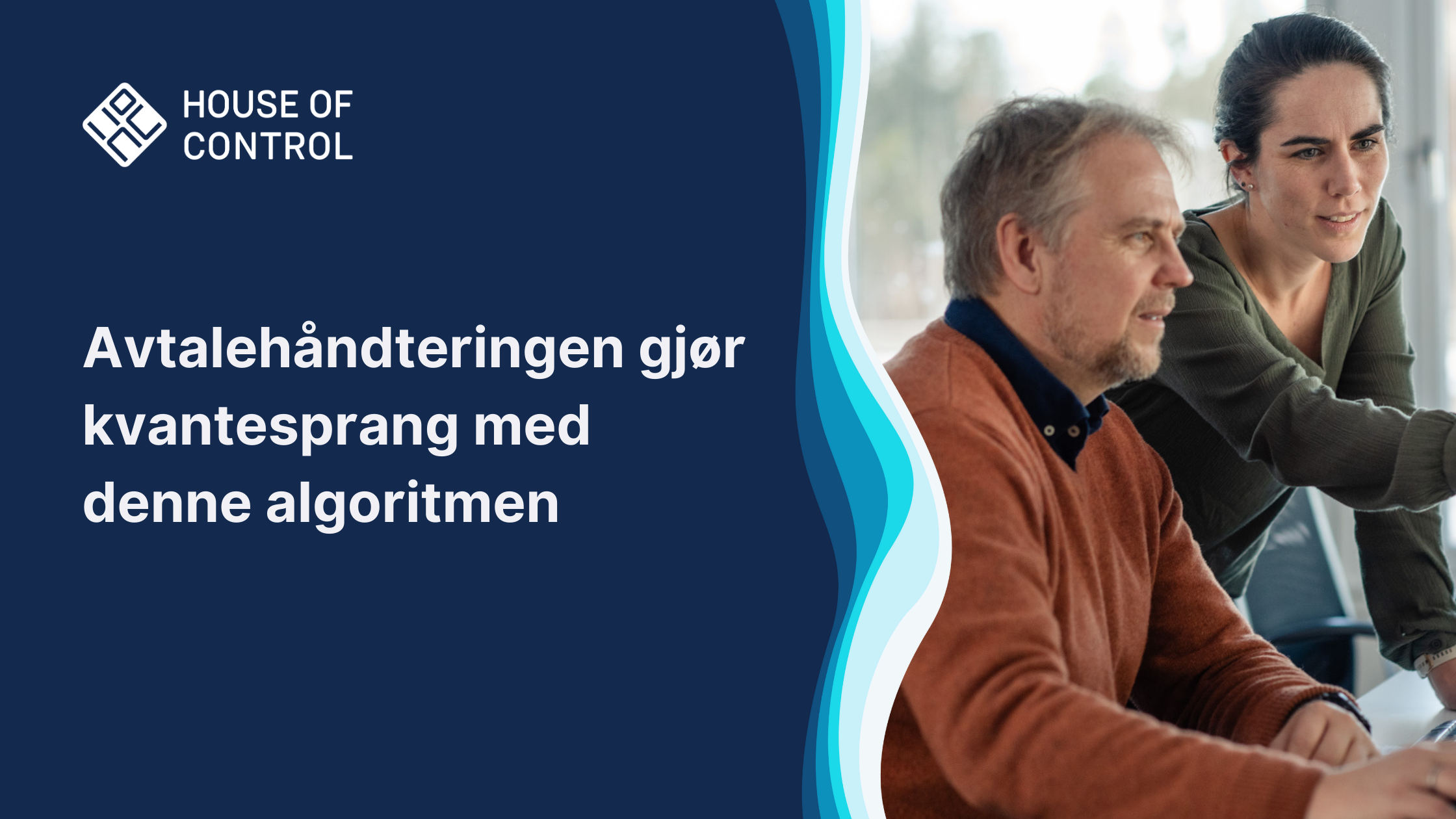 Mann som sitter og dame som står - de ser på en pc-skjerm. Tekst: Avtalehåndteringen gjør kvantesprang med denne algoritmen