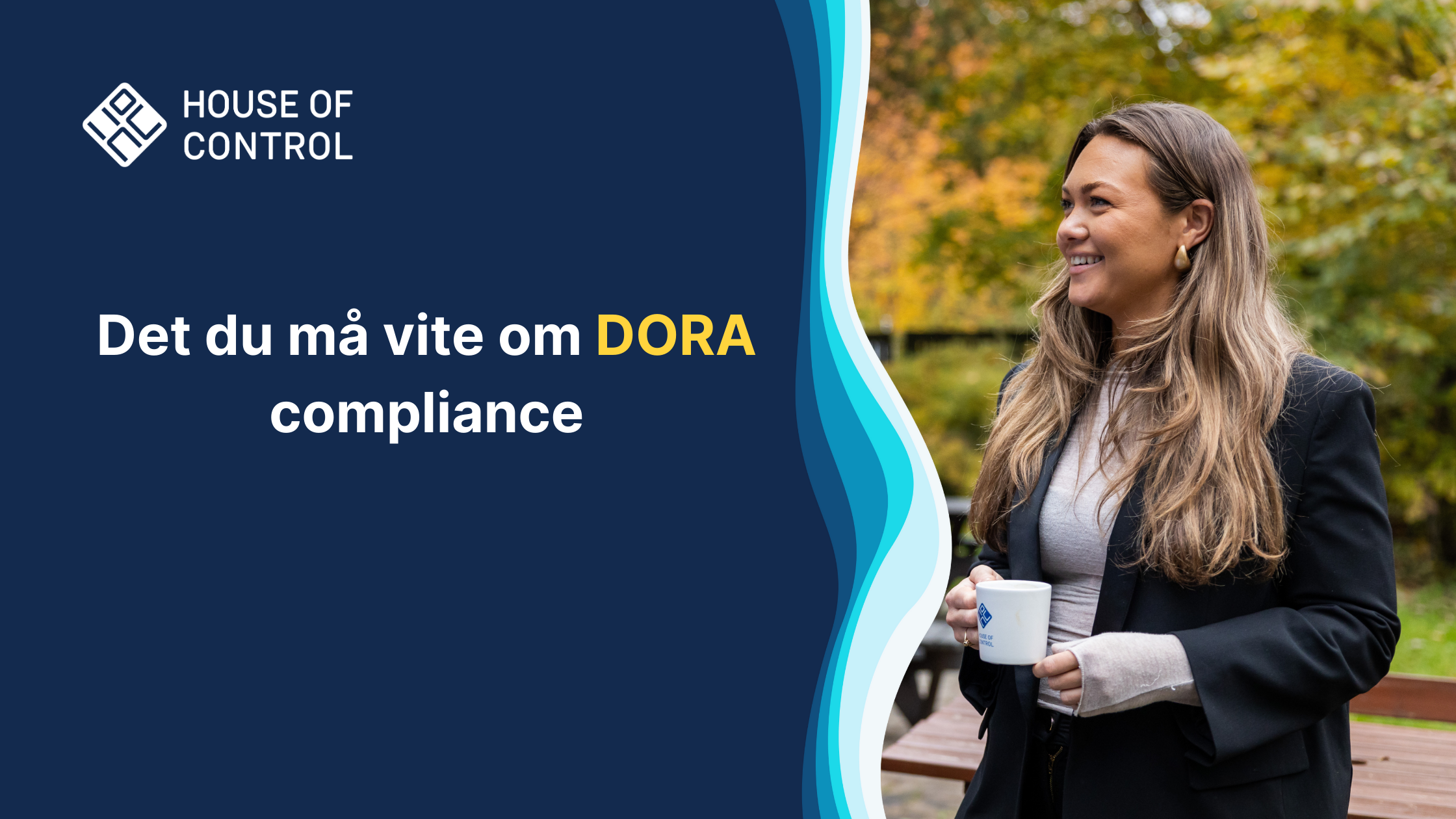 Dame med House-of-Control-kaffekopp utendørs med trær i bakgrunnen. Tekst: Det du må vite om DORA compliance