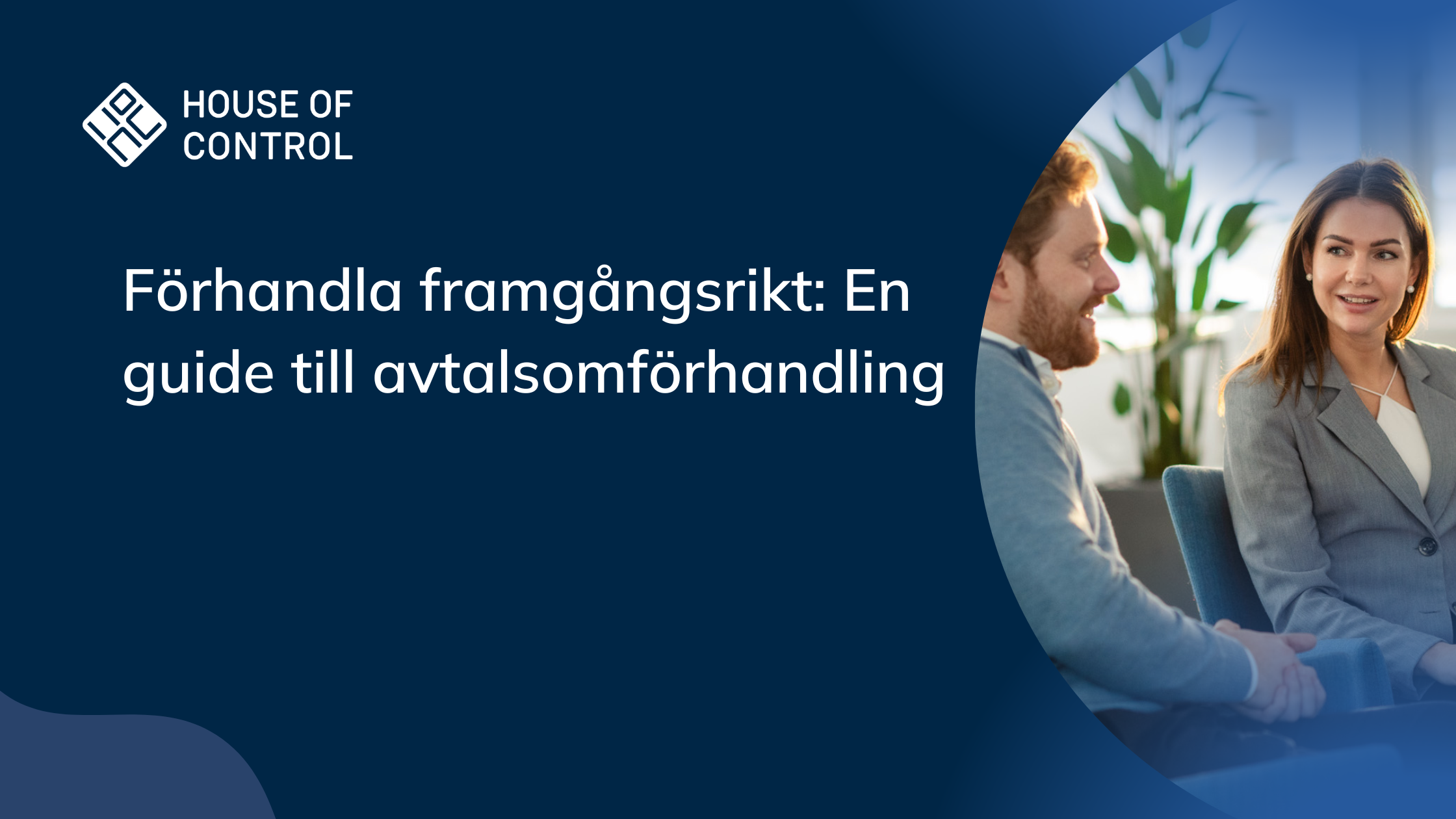 En man och kvinna sitter i et möte och pratar. Text: Förhandla framgångsrikt - En guide till avtalsomförhandling