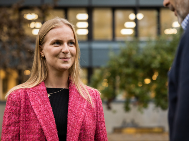 Kvinne-i-rosa-jakke-smiler