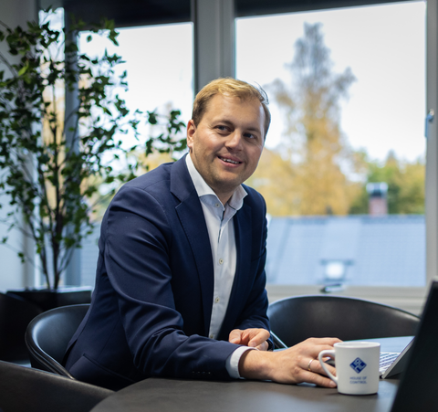 Man-sitting-down-smiling