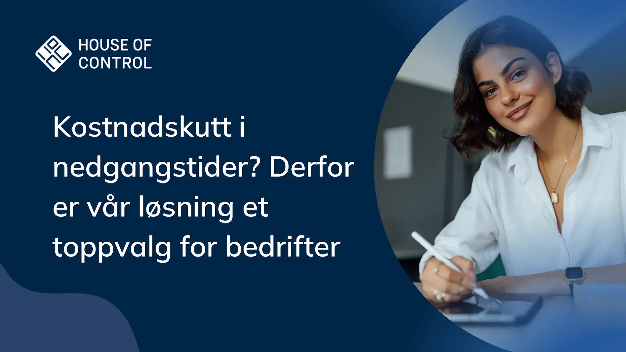 Dame som smiler og holder en penn med iPad foran seg. Tekst: Kostnadskutt i nedgangstider? Derfor er vår løsning et toppvalg for bedrifter